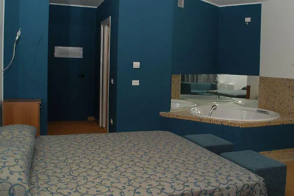 Grand Park Motel 4*