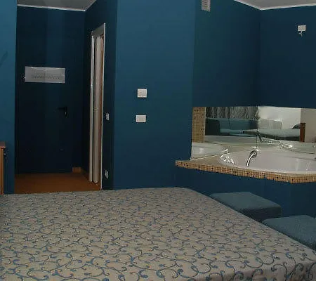 Grand Park Motel 4*